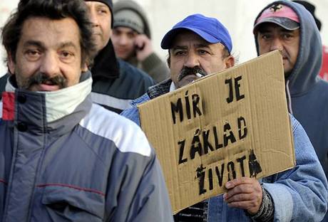 Romové demonstrující proti extrémistm v Litvínov.
